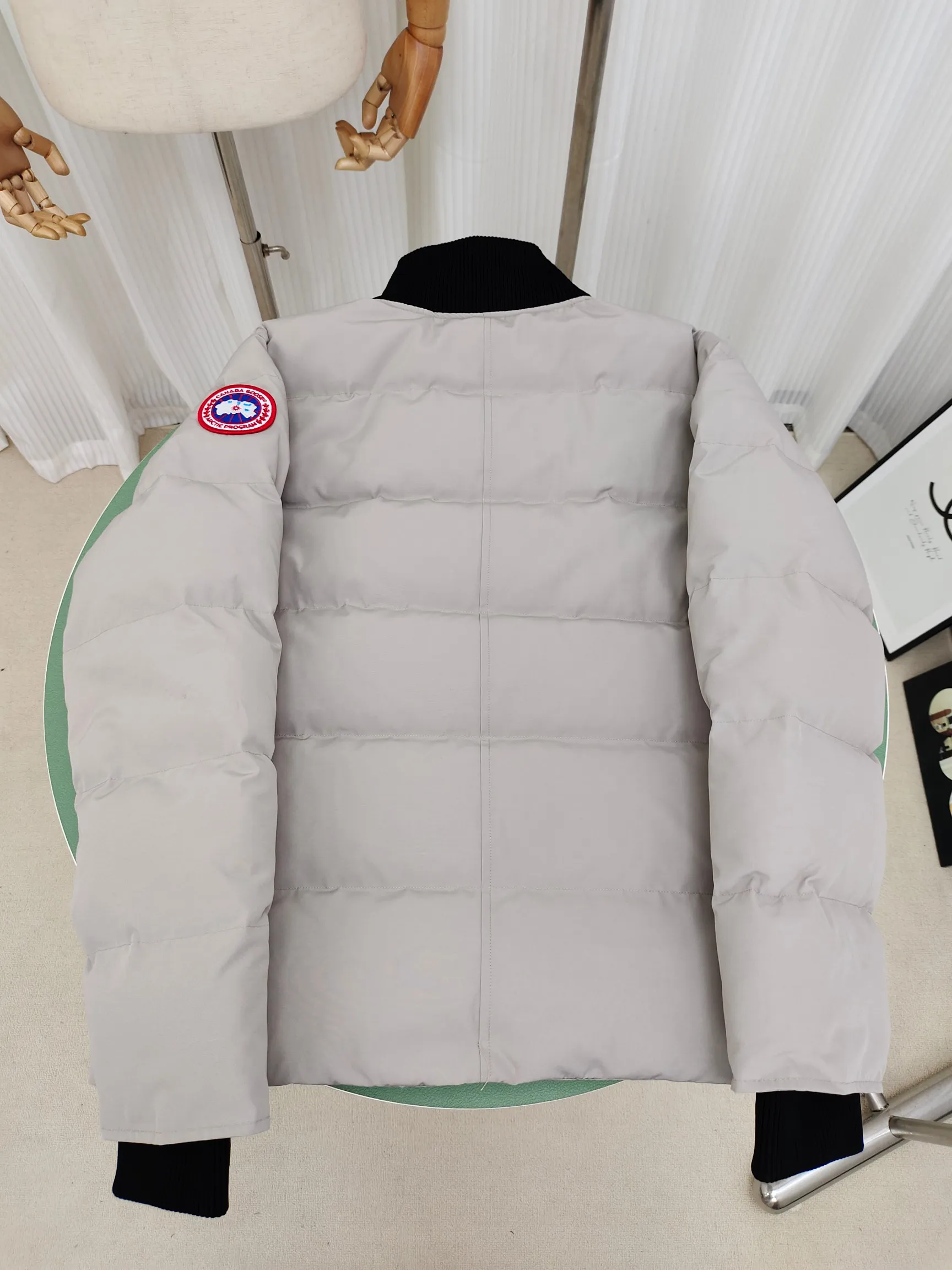 P820 ​​Ganand Goose Canada Goose 24 men's new short style. The most popular autumn and winter items on INS in recent years. More and more people are choosing goose down jackets. Fur collar: wolf hair! Canada Goose super 3D technology waterproof fabric treatment, perfect wind resistance, cold resistance, and high temperature resistance! Built-in plush heat storage to keep warm, heats up quickly and warms up quickly! Personalized design, exquisite workmanship, smooth to the touch and comfortable on the skin. Double-layer windproof cuffs, windproof and frostproof! The pocket design is beautiful and practical. The Canada Goose down jacket has been the most popular thermal suit in the world in the past two years. It has far surpassed the down jackets in the Mengkou Kingdom. At the same time, the style is classic and never goes out of style. Don’t be afraid of this cold winter, all you need is a Canada Goose down jacket. Item number: 42 styles Black: lime, black, graphite gray Size: S-3XL
